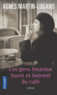 gens heureux lisent boivent du café
