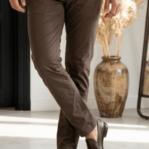 Chino Homme Marron Chocolat Coupe Droite Élégante