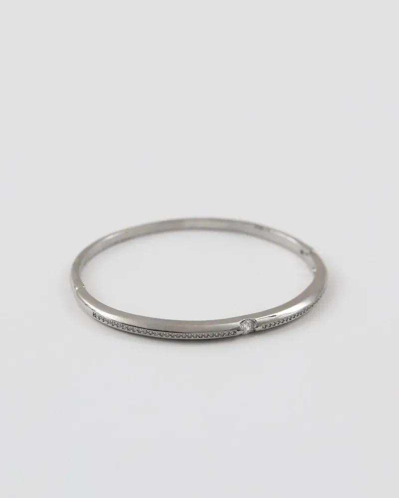 orné de petits strass