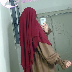Hijab Isdel Khimar « Mayar » couleur bordeaux longue Isdel Khimar femme moderne